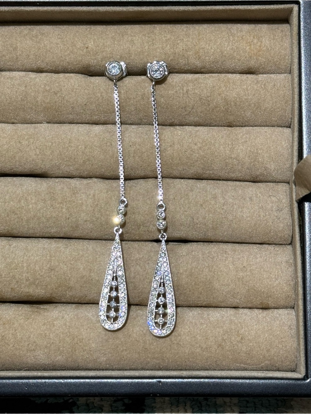 Crystal drop earrings. - Picture 4 of 4